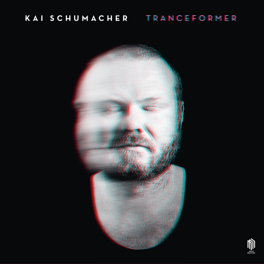 Release-Cover „Tranceformer“ von Pianist Kai Schumacher: Schwarz-weiß Porträt mit Bewegungsunschärfe vor schwarzem Hintergrund
