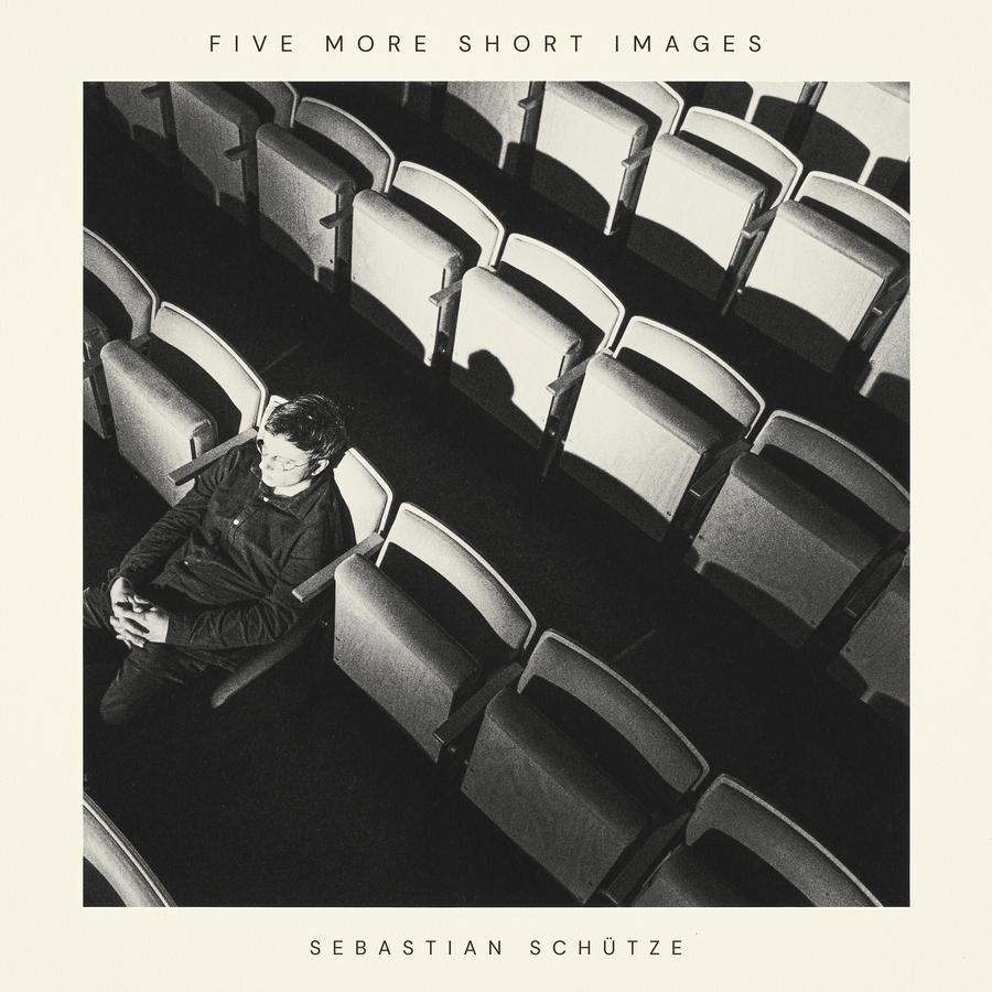 Release-Cover „Five More Short Images“ von Komponist Sebastian Schütze: Schwarz-weißes, inszeniertes Foto aus Vogelperspektive mit einer einzelnen Person die im auf einem Kinositz sitzt, die anderen Reihen sind leer, hohe Kontraste und klare, grafische Struktur