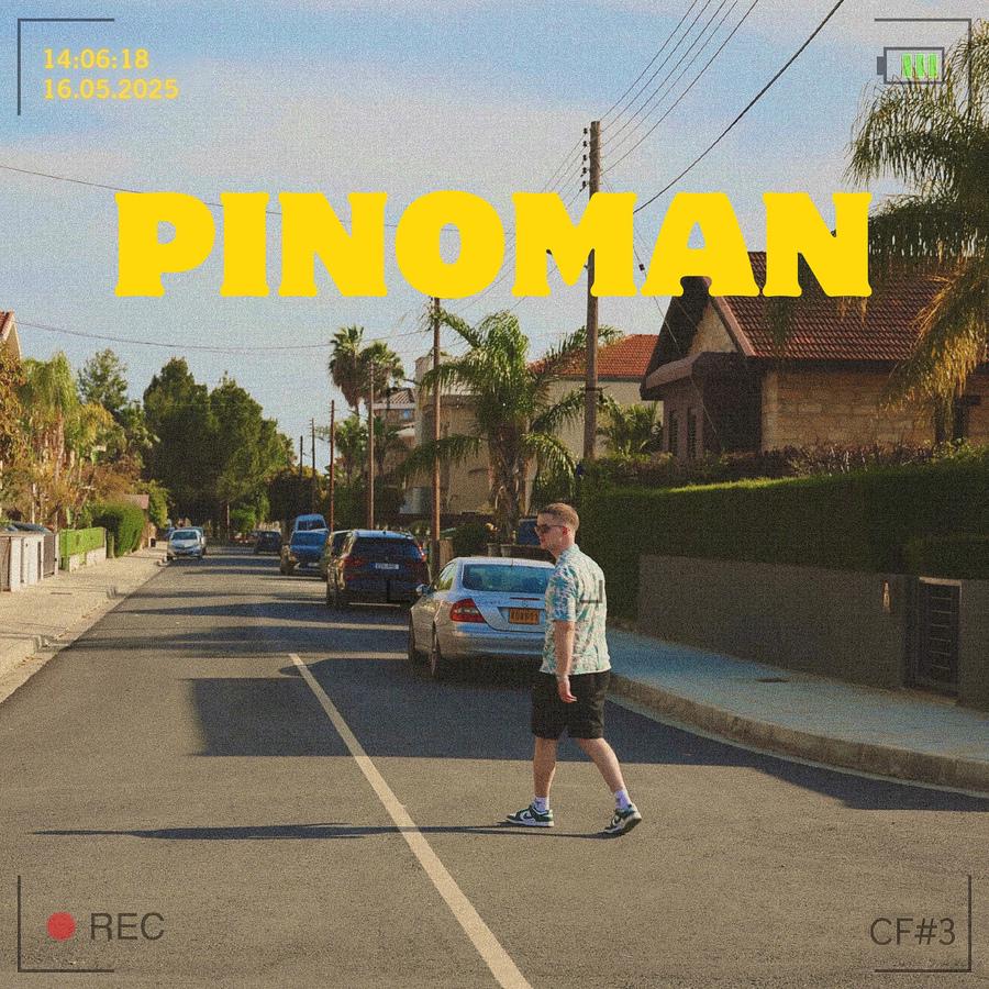 Release-Cover „Pinoman in New York“ von Pianist Levi.Sct: Levi-Sct überquert Straße, urbane Szene mit parkenden Autos, Palmen am Straßenrand, Vorortästhetik