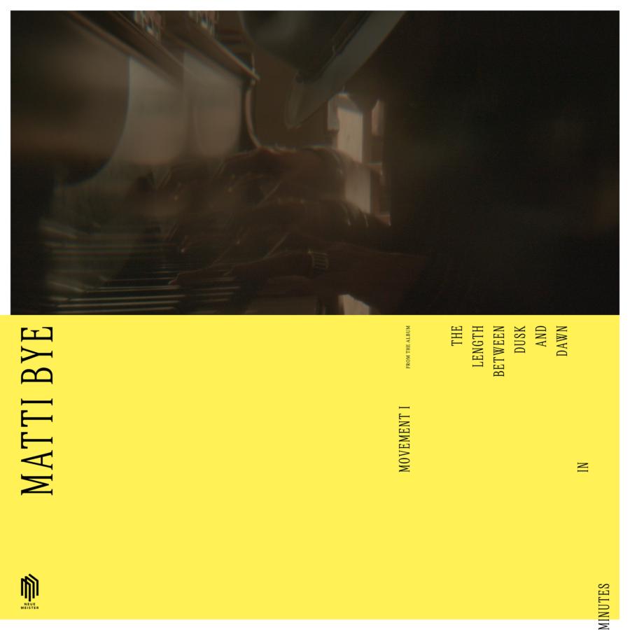 Release-Cover „Movement I“ von Matti Bye aus dem Album „The Length Between Dusk and Dawn“. Dunkles, weich verschwommenes Foto von Händen an einer Klaviertastatur im oberen Bereich, darunter eine leuchtend gelbe Fläche mit schwarzer, vertikal gesetzter Typografie und Neue-Meister-Logo; kontrastreiche, minimalistische Gestaltung mit ruhiger, nächtlicher Stimmung.