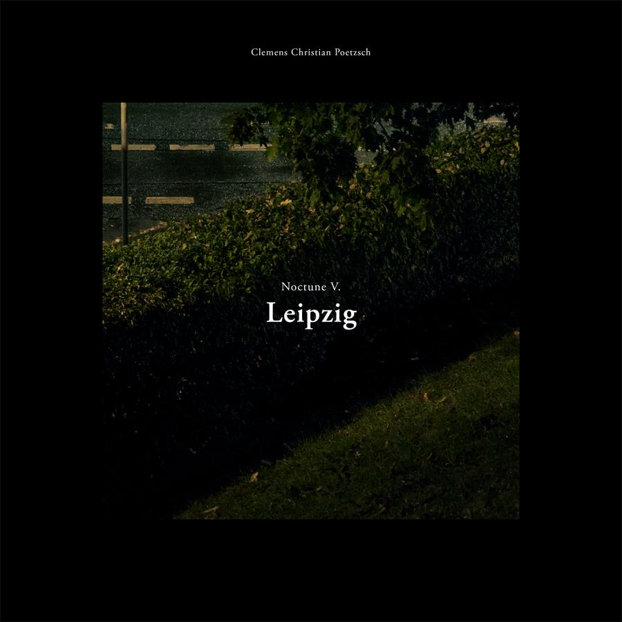 Release-Cover „Nocturne V. Leipzig“ von Clemens Christian Poetzsch. Dunkles Farbfoto einer nächtlichen oder schattigen Grünfläche mit Hecke, Baumblättern und Straße im Hintergrund, eingerahmt von breitem schwarzem Rand; tiefe Grün- und Schwarztöne, frontale Perspektive und ruhige, geheimnisvolle Lichtstimmung.